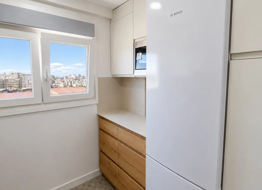 cocina con electrodomésticos en blanco y madera clara