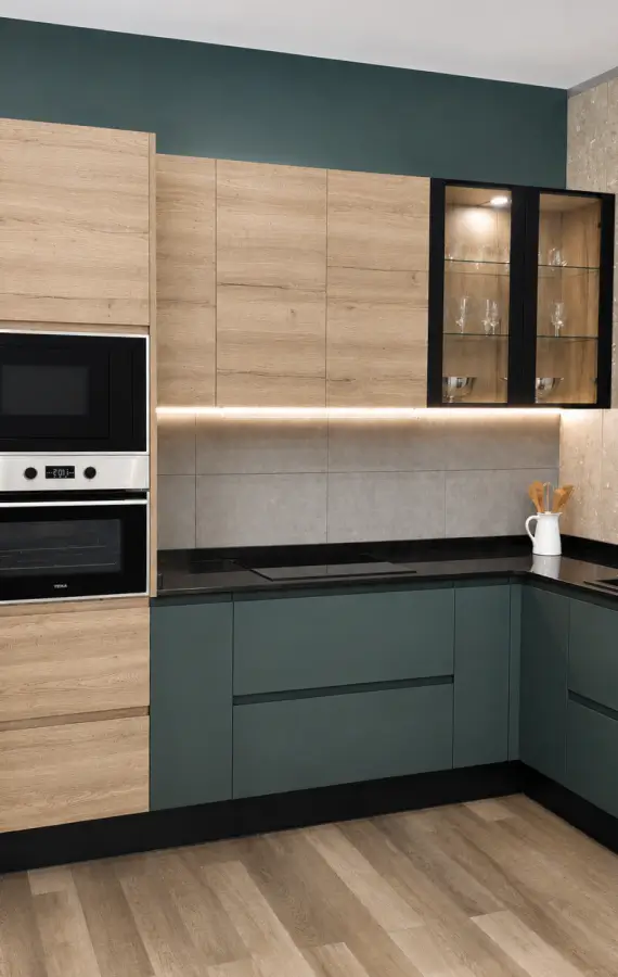 Cocina moderna en vivienda de Zaragoza con distribución lineal