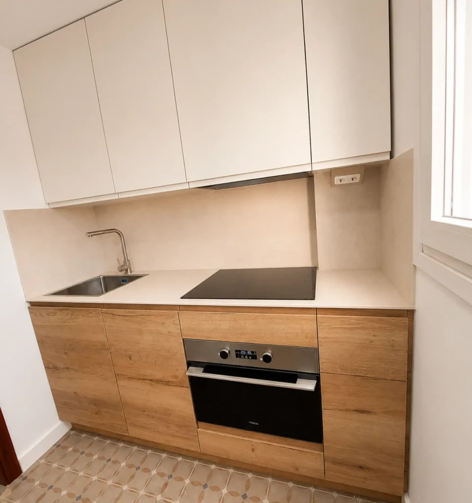 mueble de cocina, madera clara y tonos blancos